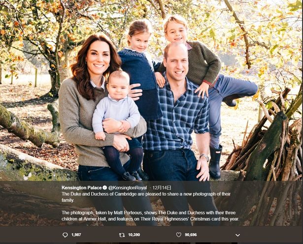 キャサリン妃一家もルイ王子を交えたカジュアルな家族写真だ