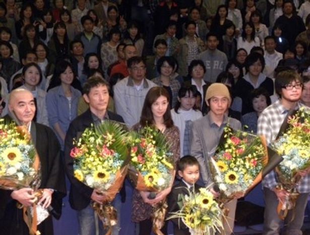 左から、玄侑宗久、小林薫、ともさかりえ、スネオヘアー、加藤直輝監督