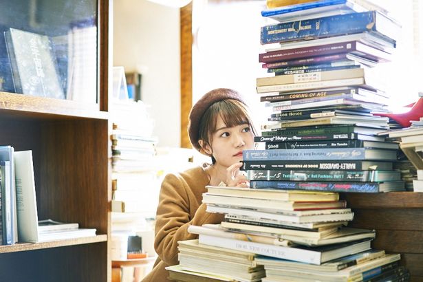  「あまり読書はしない」と言いつつも文学少女姿がよく似合っていた尾崎さん