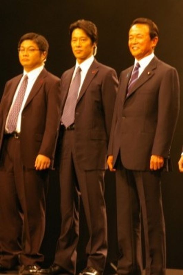 【写真】SPエスコートされ、ロングリムジンから登場した麻生太郎元内閣総理大臣に会場からは驚きの歓声が上がった