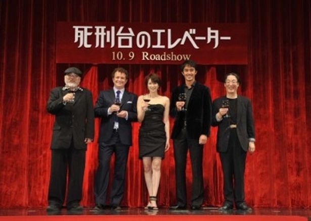 舞台挨拶に登壇した、左から、緒方明監督、マニュエル・マル、吉瀬美智子、阿部寛、小椋悟プロデューサー
