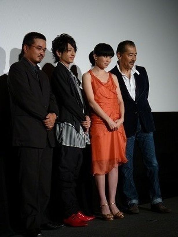 『スープ・オペラ』初日舞台挨拶に登壇した、左から瀧本智行監督、西島隆弘、坂井真紀、藤竜也