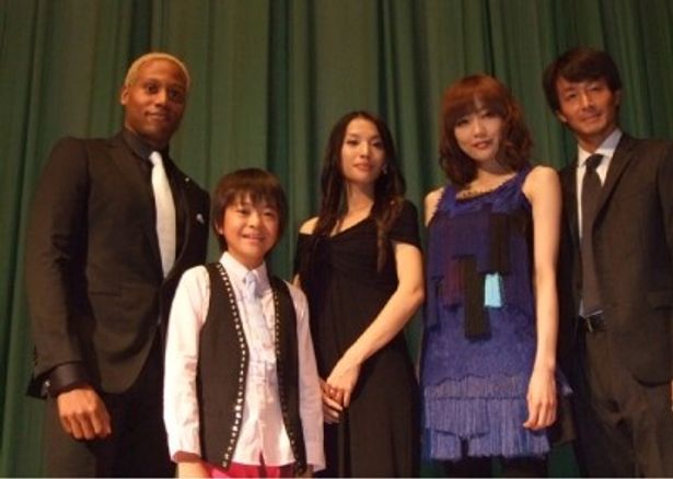 舞台挨拶に登壇した、左から、ダンテ・カーヴァー、今井悠貴、芦名星、佐藤江梨子、吉田栄作