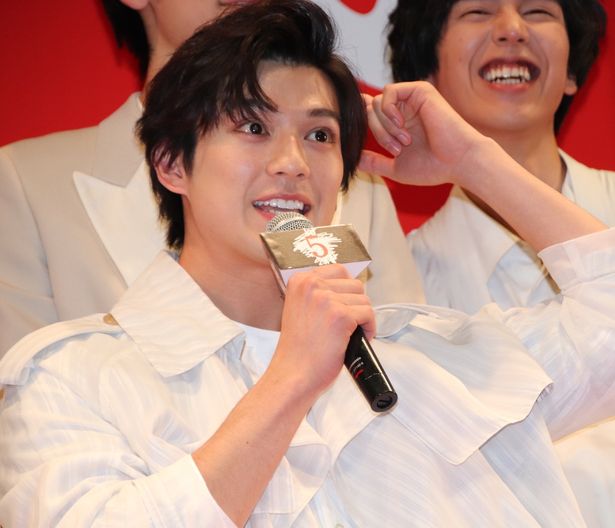 【写真を見る】新田真剣佑「間違えちゃった！」と照れ笑い。会場から「かわいい！」