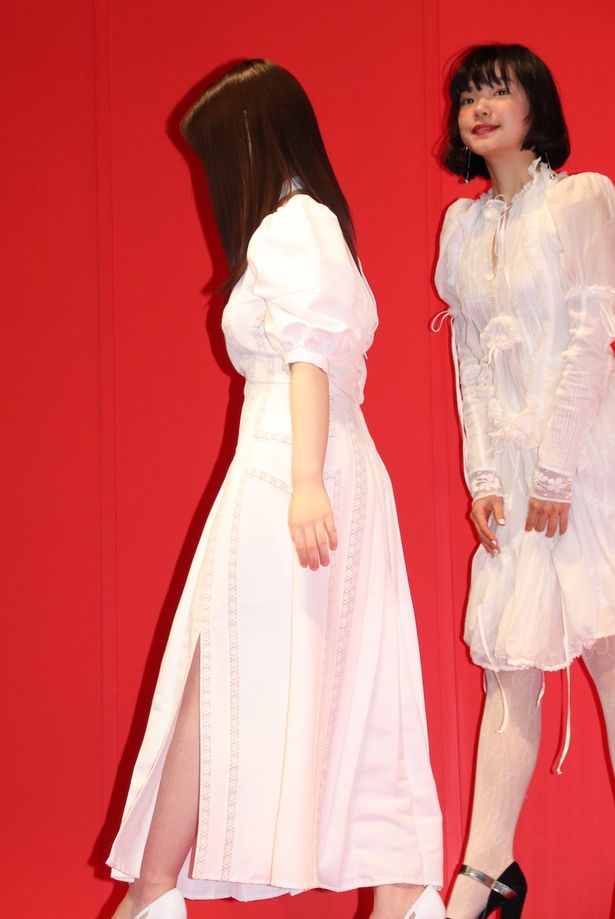 【写真を見る】橋本環奈、純白ドレスから美脚チラリ！