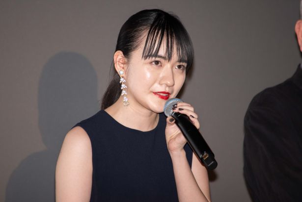 若い女性記者役を演じた小島藤子は、共演者たちの昔の写真に「時代を感じる…」