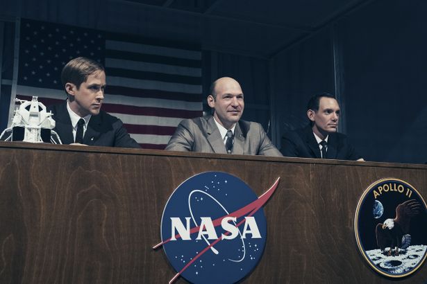 アポロ11号発射前の会見シーンでの表情に、アームストロングの複雑な心情が凝縮されている