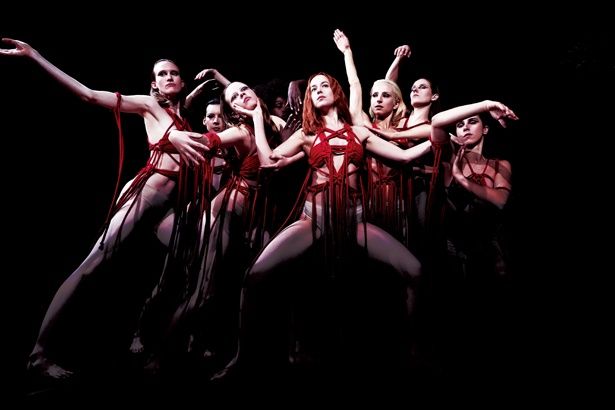 ダンサーたちが縛られた、鮮烈の衣装！『サスペリア』は1月25日(金)公開