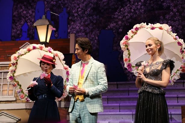 パラソルを開くと魔法で谷原章介のスーツの色が変わり、ステージに満開の桜が咲いた