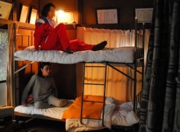 【写真】2段ベッドが置かれた狭い部屋で共同生活を送るふたりの生活に変化が