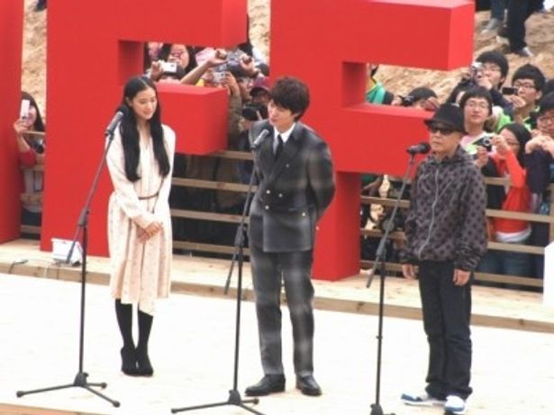 釜山国際映画祭の上映会に登場した、左から、蒼井優、岡田将生、廣木隆一監督