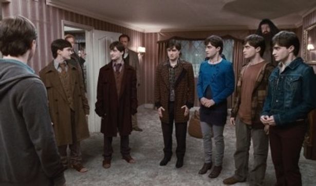 魔法薬のポリジュースを飲んで命懸けでハリーを守ろうとする仲間たち。左から、本物のハリー・ポッター、ハリーに変身したフレッドとジョージ、マンダンガス、フラー、ロンとハーマイオニー