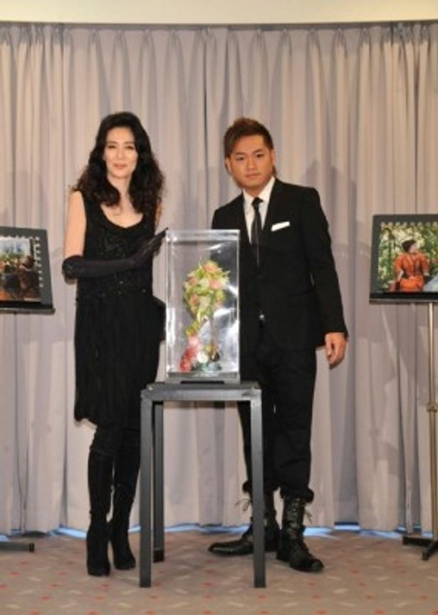 オブジェお披露目イベントに登場した萬田久子と仁科克基