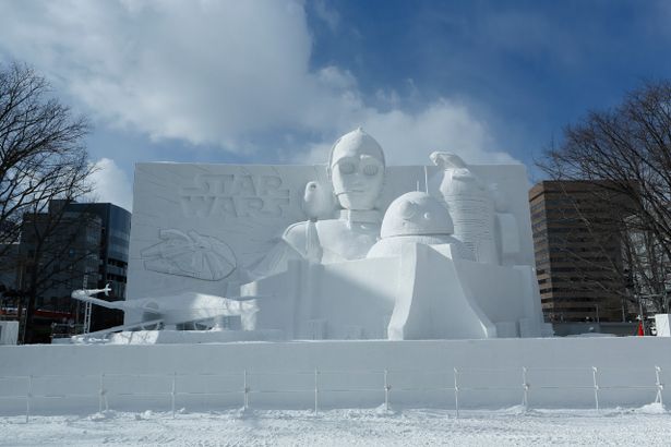 【写真を見る】圧巻の大迫力！3度目となる“スター・ウォーズ”巨大雪像が完成