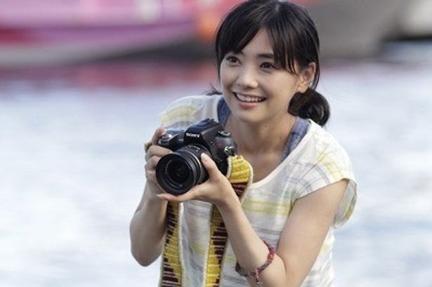 【写真】倉科カナがカメラマン志望の女性・きい役に扮し、笑顔でカメラを撮るシーンが印象的