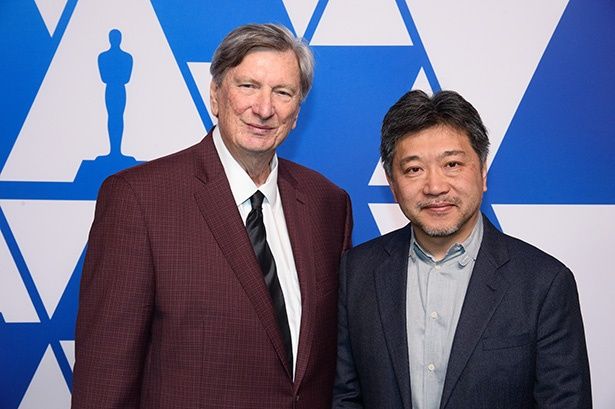 アカデミー協会会長のジョン・ベイリーと是枝裕和監督