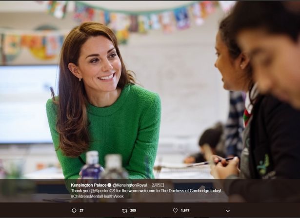 【写真を見る】小学校で歓談するキャサリン妃、シャーロット王女の大好物を明かしてニッコリ