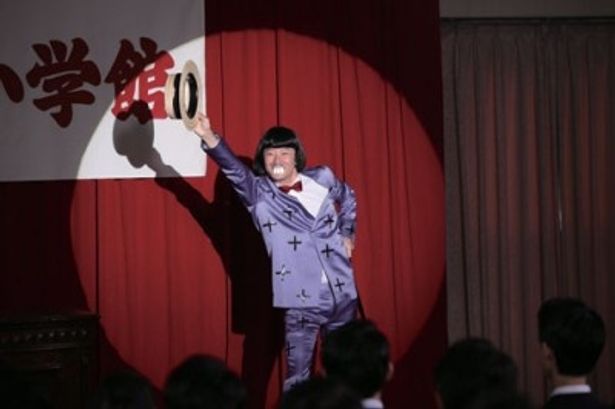 小学館の入社式に、イヤミの格好で登場する赤塚不二夫。浅野忠信のぶっ飛んだ演技に注目
