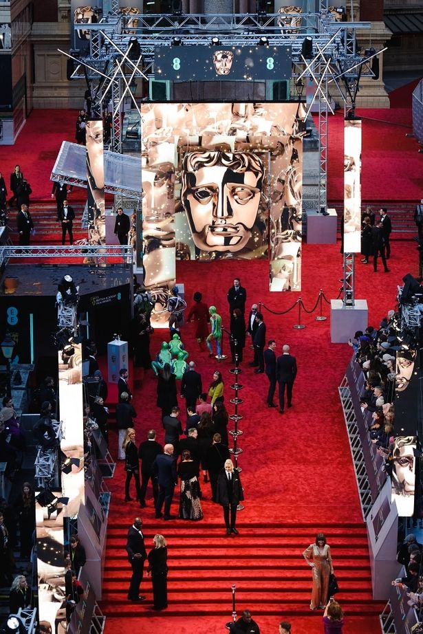 BAFTAのトレードマークであるマスクを飾ったレッドカーペット