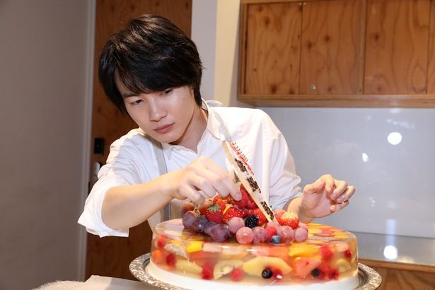 【写真を見る】エプロン姿の神木隆之介、有村架純の誕生日ケーキ作りに奮闘！