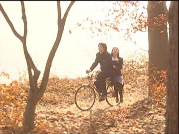 チュンサンとユジンが湖畔で自転車に乗るシーンをはじめ、日本編集版には未収録の名シーンを完全収録