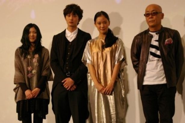 『雷桜』初日舞台挨拶に登場した、左から、舞花、岡田将生、蒼井優、廣木隆一監督