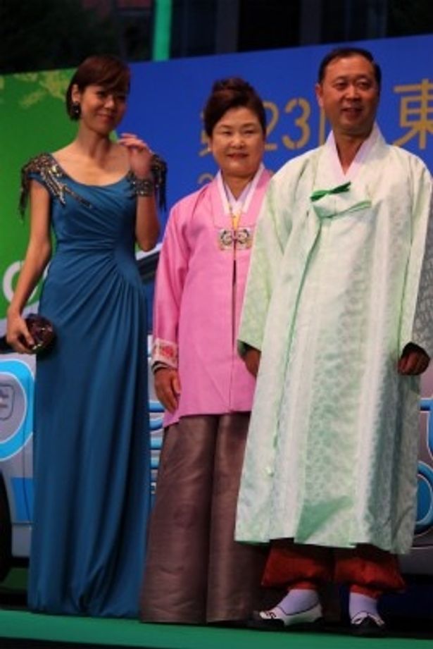 コリアンシネマウィークのキム・ユンジン(左)はブルーのドレス