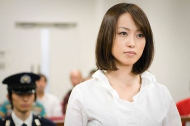 被告役を演じるのはセクシー女優・及川奈央