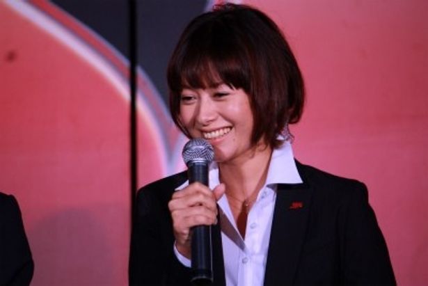 松尾諭の面白いコメントを聞いて、思わず笑がもれる真木よう子