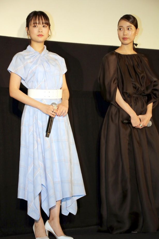 【写真を見る】すてき！戸田恵梨香と大原櫻子のドレス姿の全身ショット