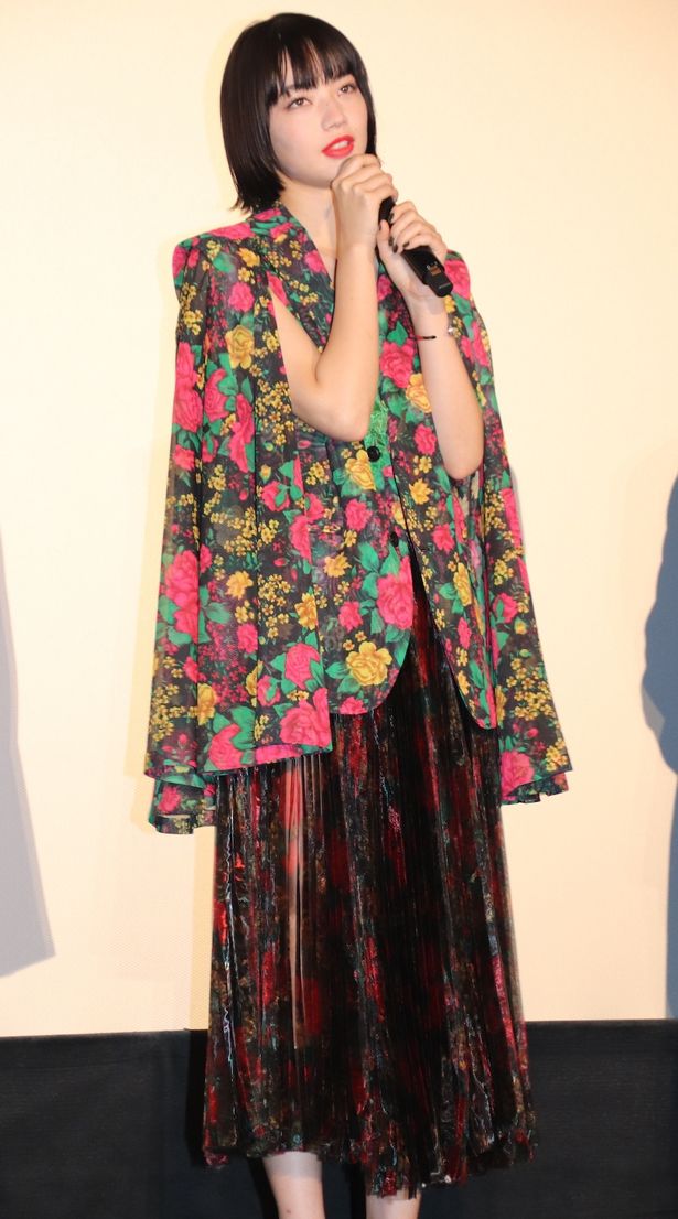 【写真を見る】小松菜奈、鮮やかな花柄の個性派ドレスで登場！