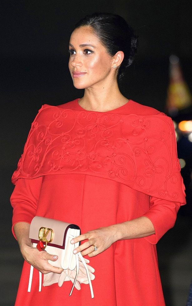 【写真を見る】メーガン妃、モロッコに敬意を？真っ赤なヴァレンティノのゆったりとしたケープドレス