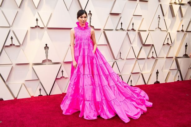 ジェンマ・チャンは鮮やかなピンクのドレス姿！