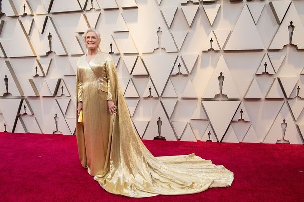 まるでオスカー像！貫禄のゴールドドレス姿で登場したグレン・クローズ