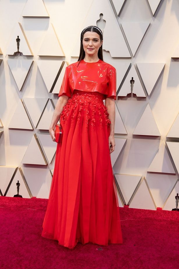 レイチェル・ワイズの真っ赤な個性派ドレスはジバンシィのもの