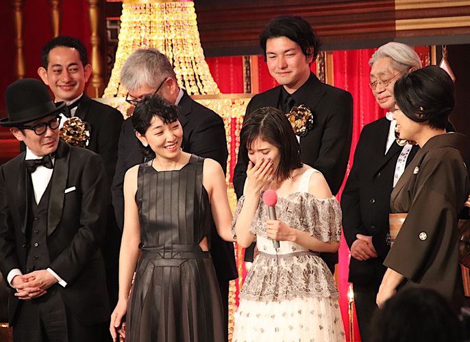 『万引き家族』が日本アカデミー賞作品賞含め最多8冠！松岡茉優は号泣