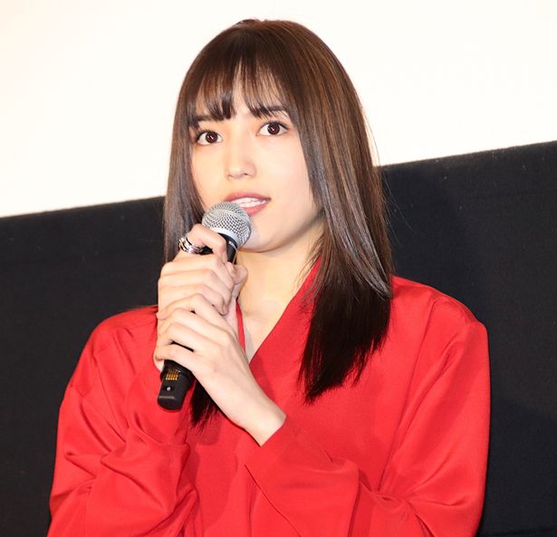 舞台挨拶に登壇した川口春奈