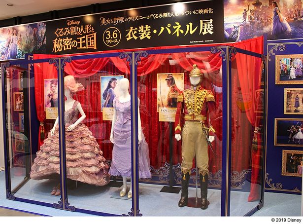 現在SHIBUYA TSUTAYAでは本作の衣装・パネル展が開催されている