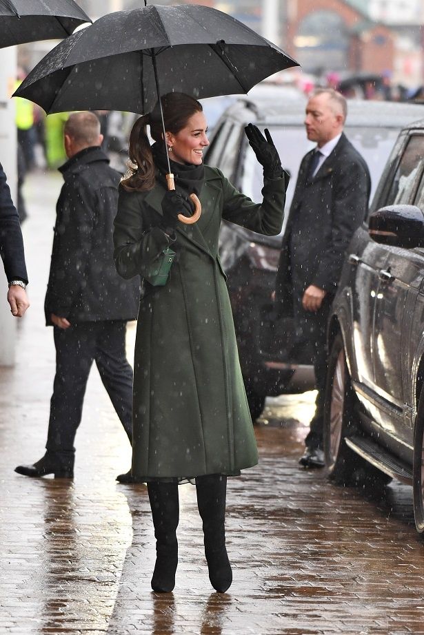 【写真を見る】キャサリン妃、着回しコートもポニーテールで印象チェンジ！