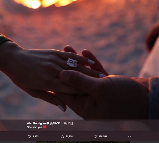 【写真を見る】SNSで婚約発表！左手の薬指に巨大な指輪が