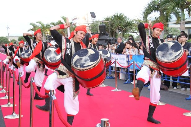 沖縄の伝統芸能も映画祭を盛り上げる(島ぜんぶでおーきな祭)