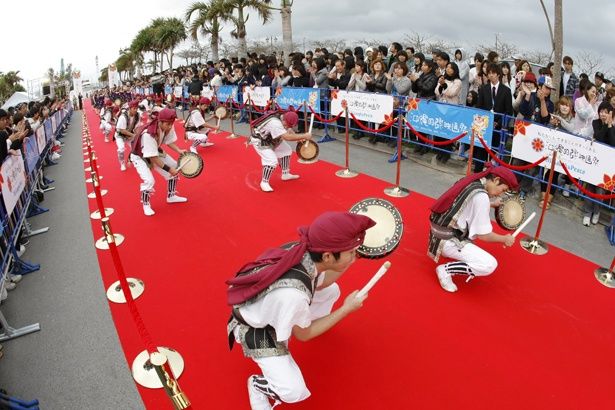 沖縄らしい民俗芸能もレッドカーペットを盛り上げる