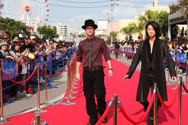 『クローズZERO II』(09)に出演した綾野剛や桐谷健太がレッドカーペットを歩いた第1回沖縄国際映画祭