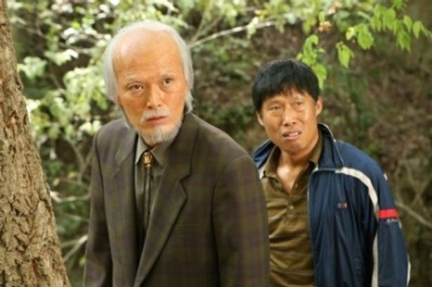 チョン・ジェヨン(左)は毎回3時間以上もかかる特殊メイクで撮影に挑んだ
