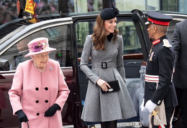 【写真を見る】エリザベス女王のピンクに対し、控えめなグレーコートで参加したキャサリン妃