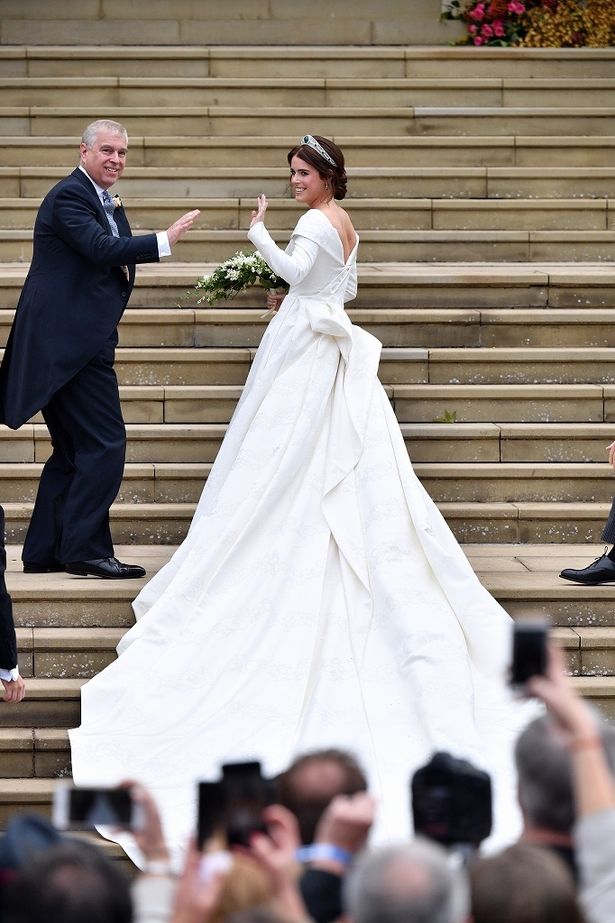 【写真を見る】ユージェニー王女、挙式では背中の手術痕を見せるウェディングドレスが話題に
