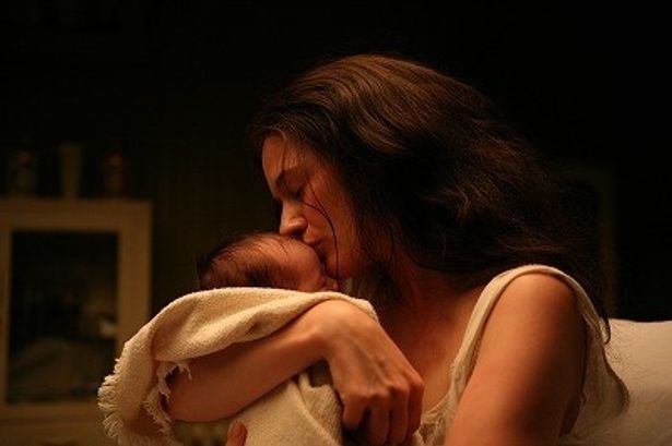 【写真をもっと見る】劇中でエミリーはレオニー役を熱演し、女の強さと母性を体現した