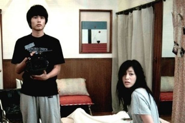 【写真をもっと見る】中村蒼は、カメラで怪奇現象を撮ろうとする弟・幸一役。姉の春花役に青山倫子