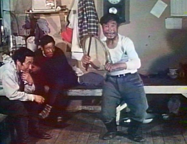 東グリーンランドのエスキモーのうちわ太鼓による戦いの歌(1962年撮影)