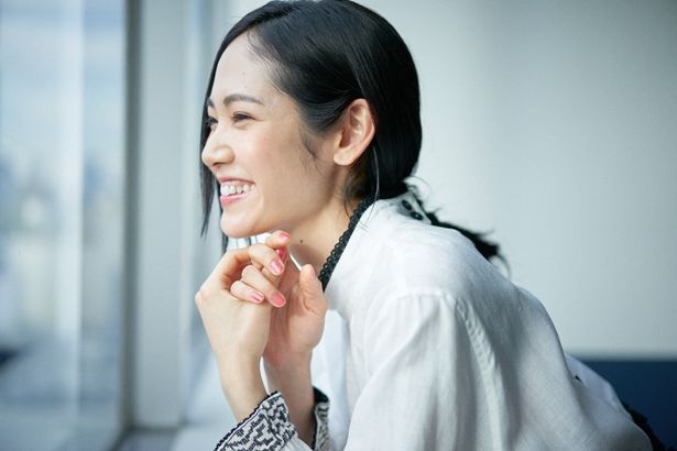 愛媛県松山を舞台に、現在と日露戦争の時代を生きる女性2人を演じ分けた